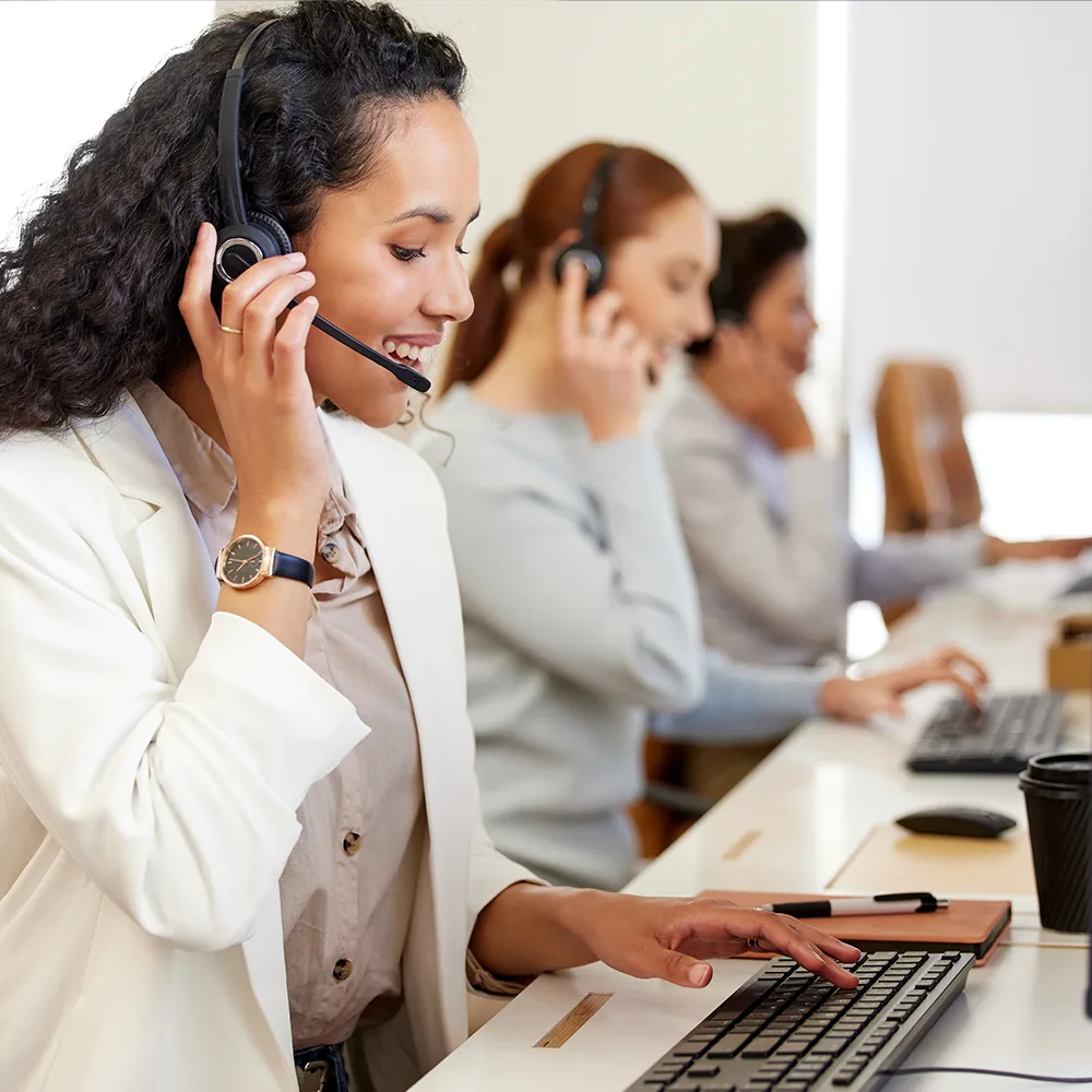 Equipo de atención al cliente listo para ayudarle